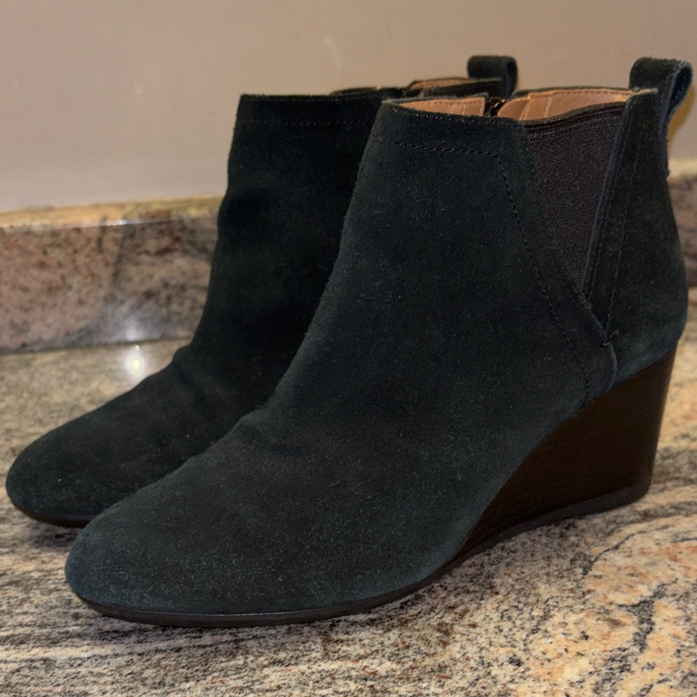 Vionic Dark Green Suede Ankle Booties size 7